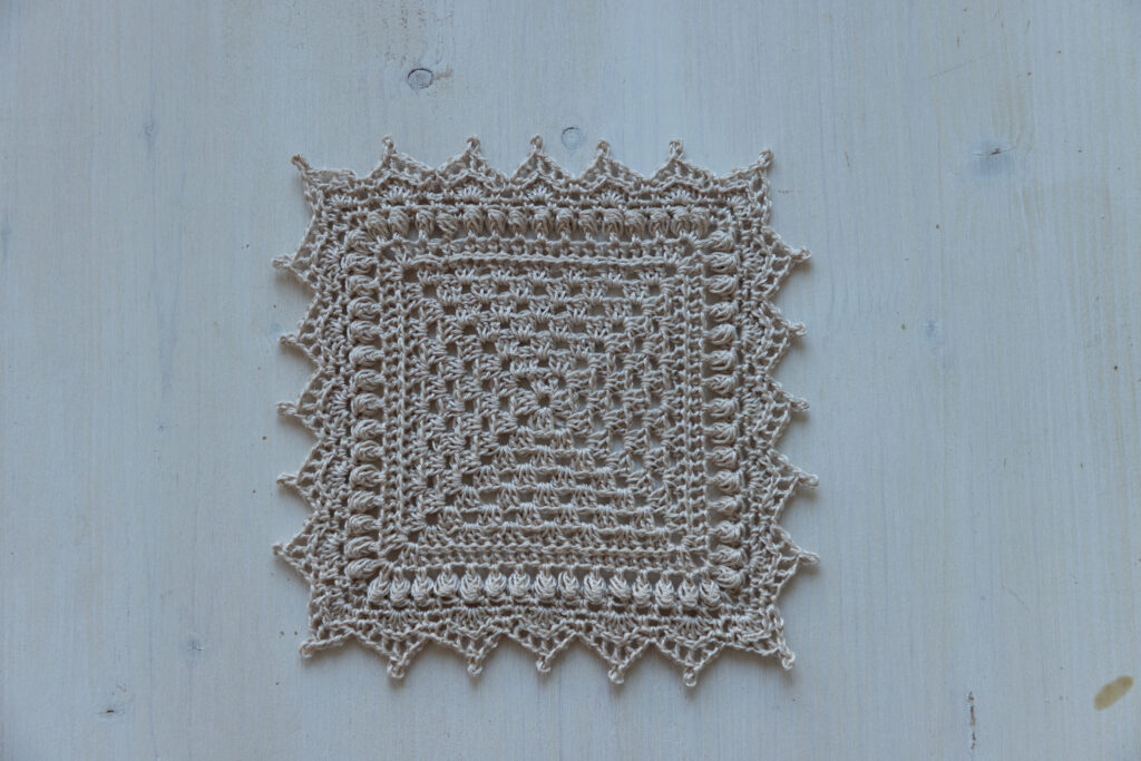 Square crochet doily, 16 x 16 cm