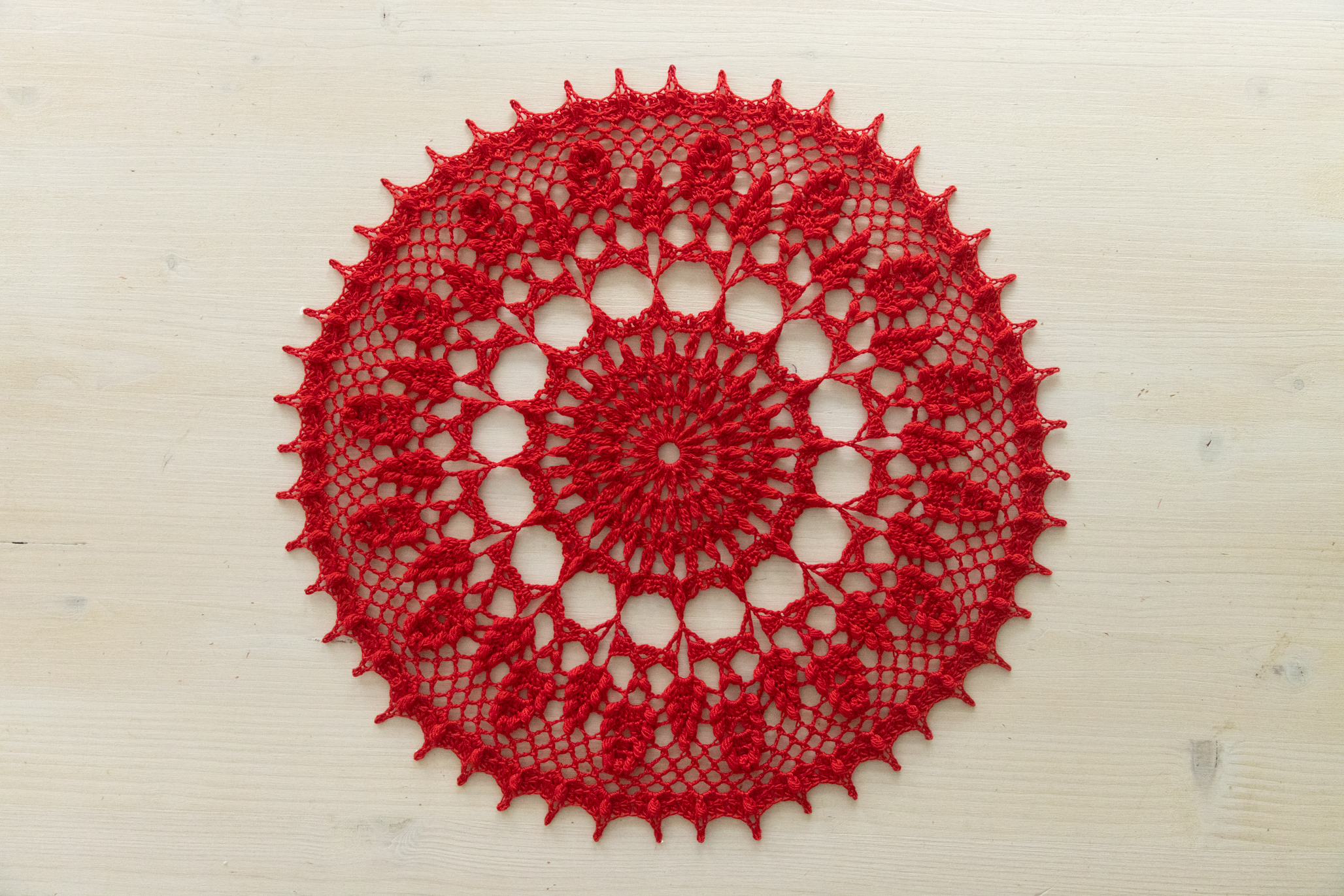 Red crochet doily, Leona, 31 cm