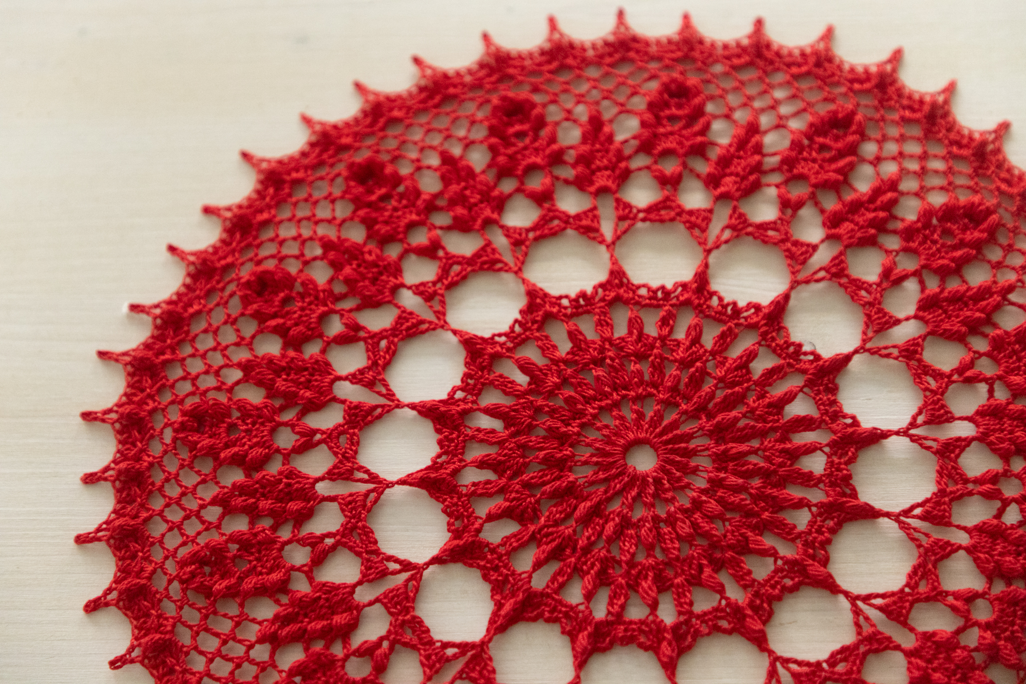 Red crochet doily, Leona, 31 cm - Image 3