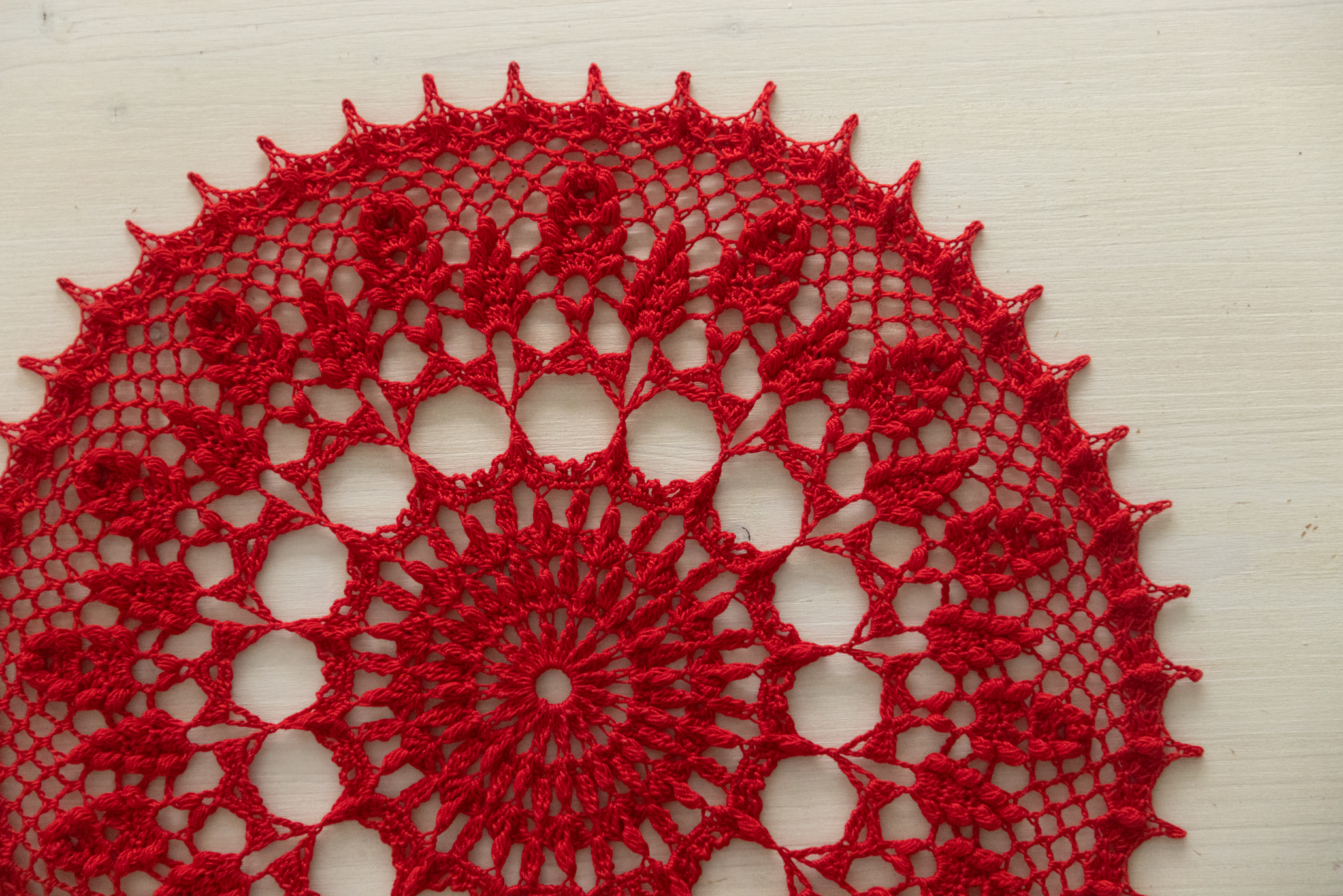 Red crochet doily, Leona, 31 cm - Image 4