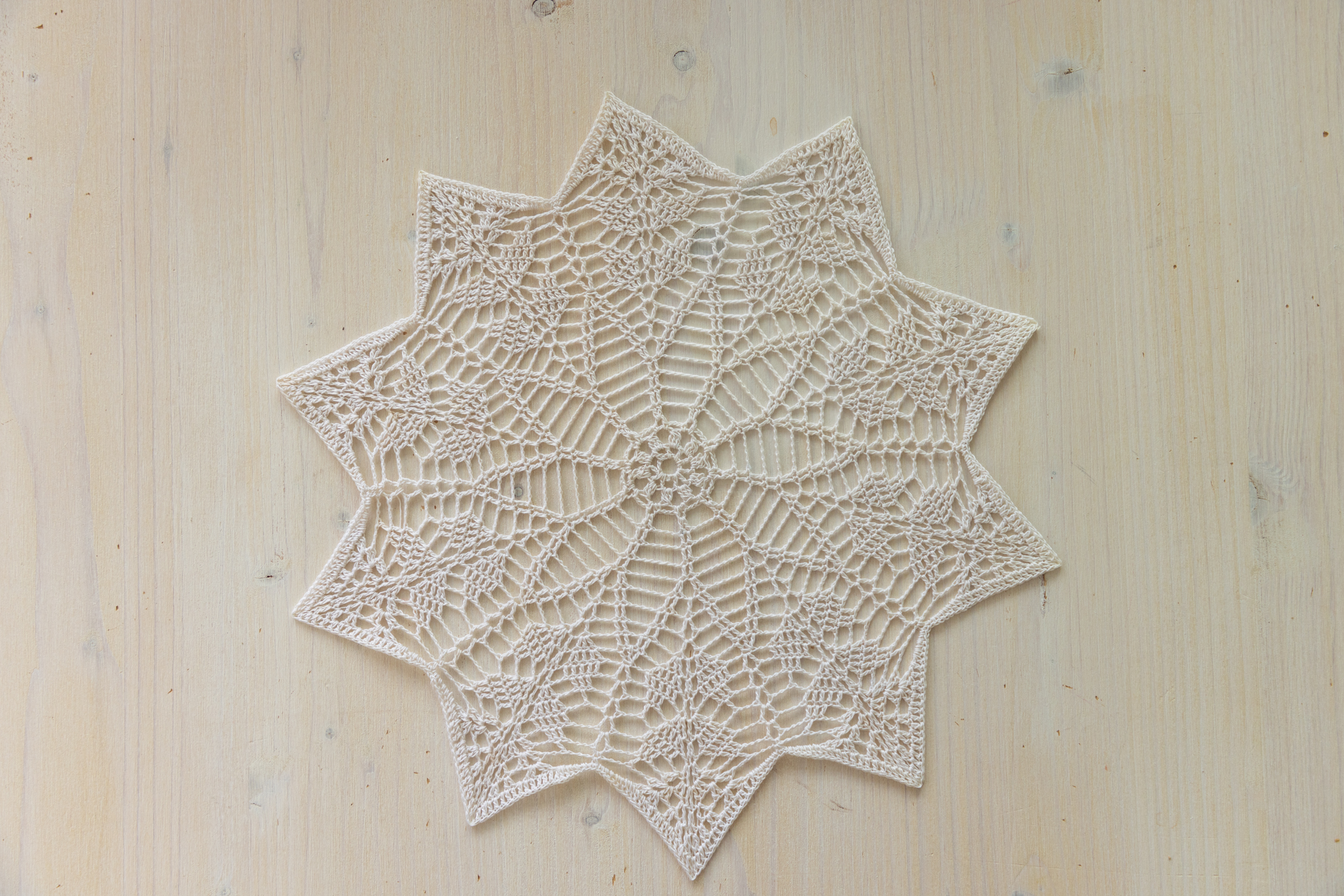 Vintage style white crochet doily, 26 cm
