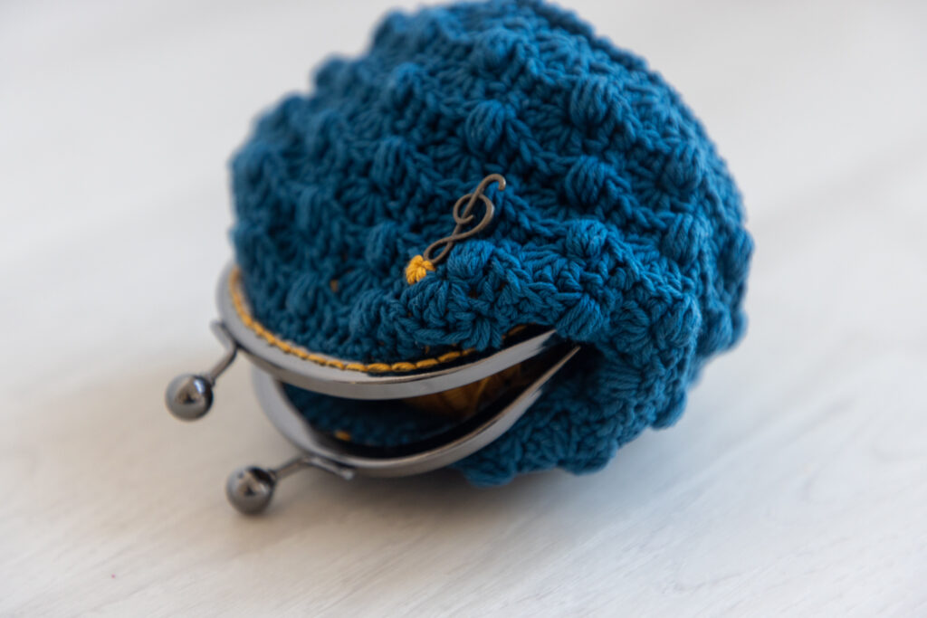 Crochet coin purse in vintage style, C Moll, designed by Olga Shalaeva