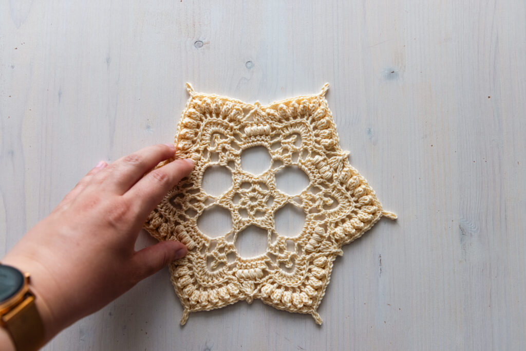 Vanilla beige Lois doily, 25 cm
