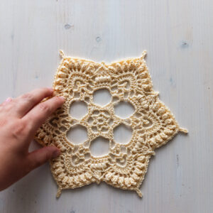 Vanilla beige Lois doily, 25 cm