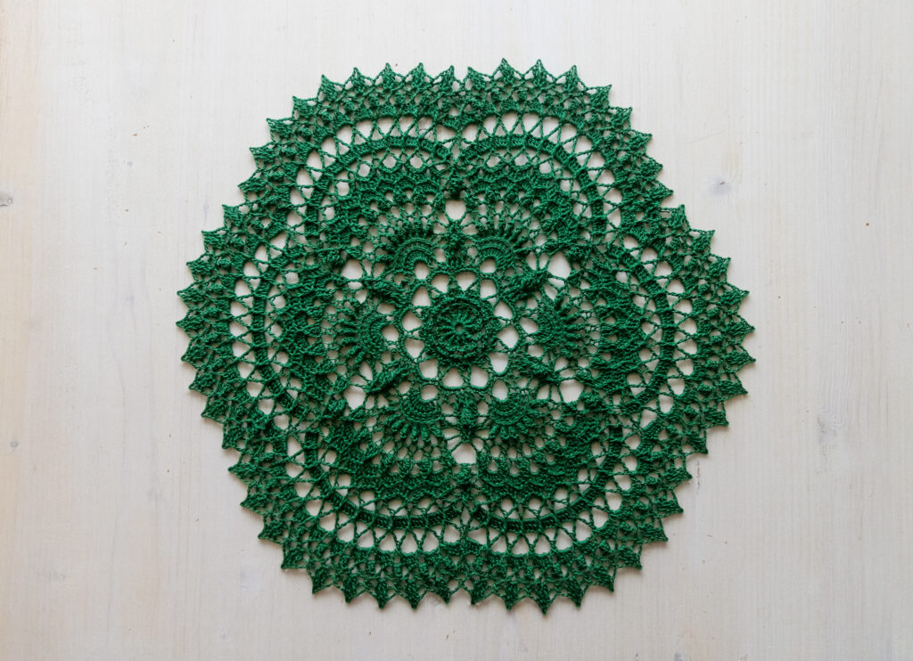 Green crochet doily Deidra, 34 cm