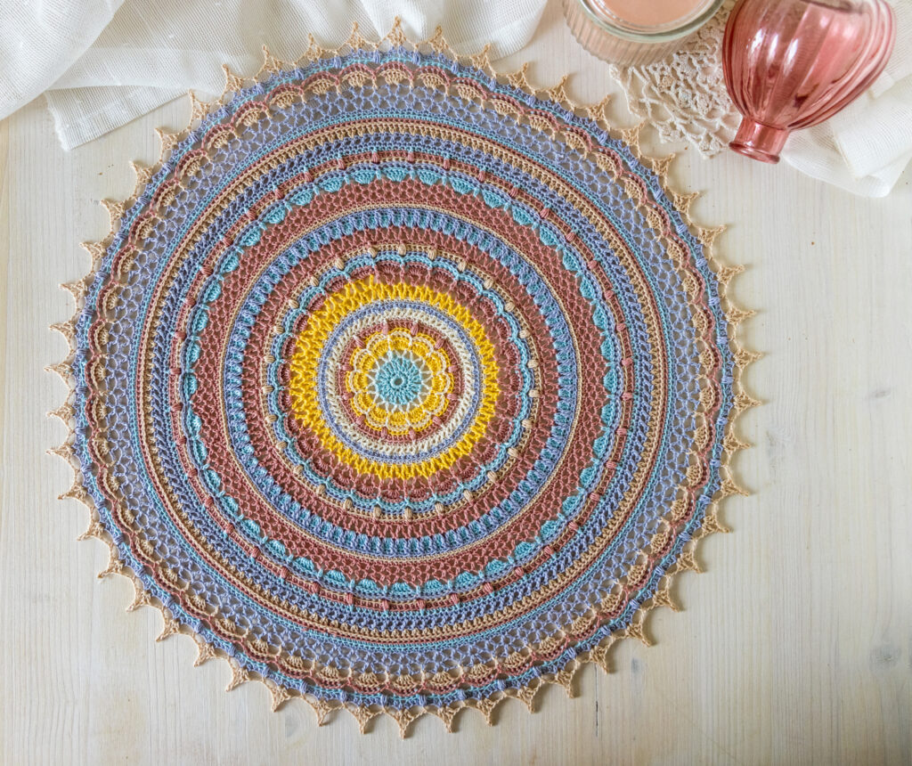 Amazing crochet mandala Romance 2.0 - 43 cm