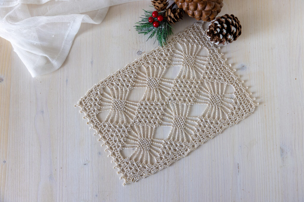 Beautiful square doily, 26x18cm