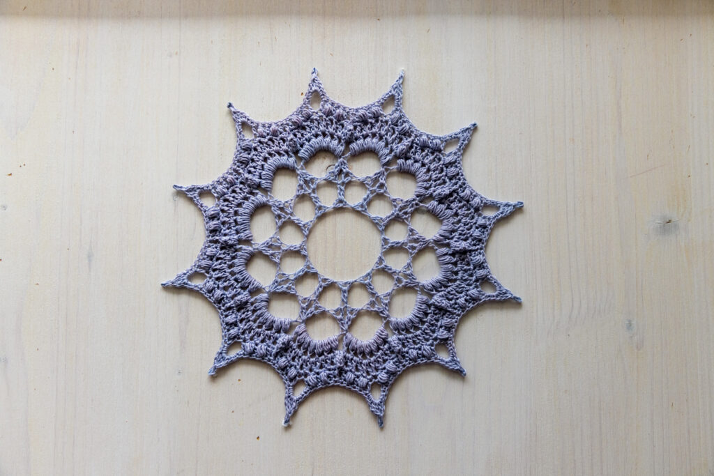 Beautiful purple doily Judita, 18 cm