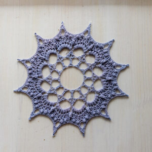 Beautiful purple doily Judita, 18 cm