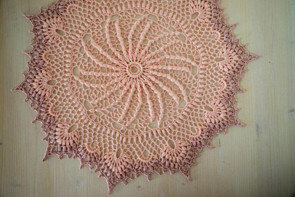 Amazing gradient pink doily Arinniti, 42 cm