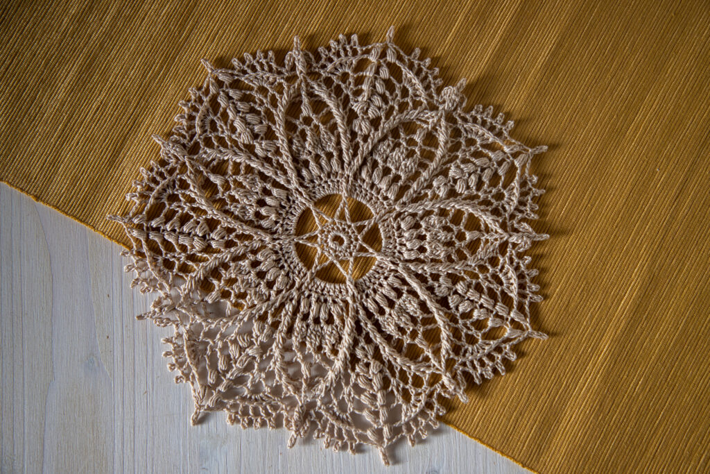 Beautiful vintage style crochet doily Laurie, 20 cm