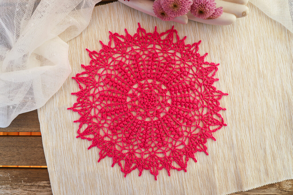 Bright pink crochet doily Simone, 25 cm