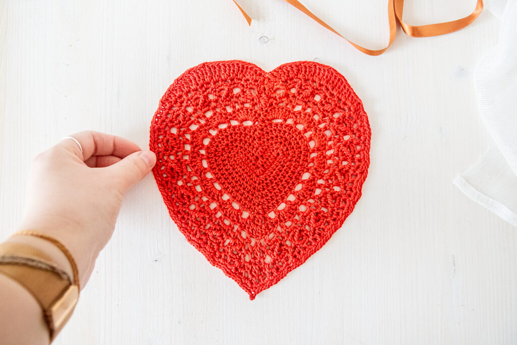 Red crochet heart doily Paola, 20x18 cm