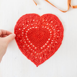 Red crochet heart doily Paola, 20x18 cm