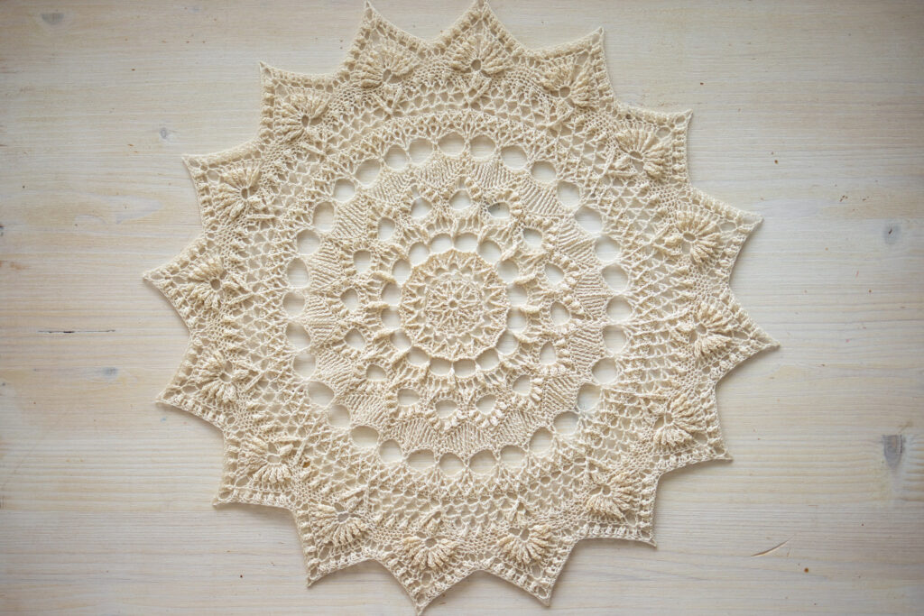 Vintage beige crochet doily Saffron, 38 cm