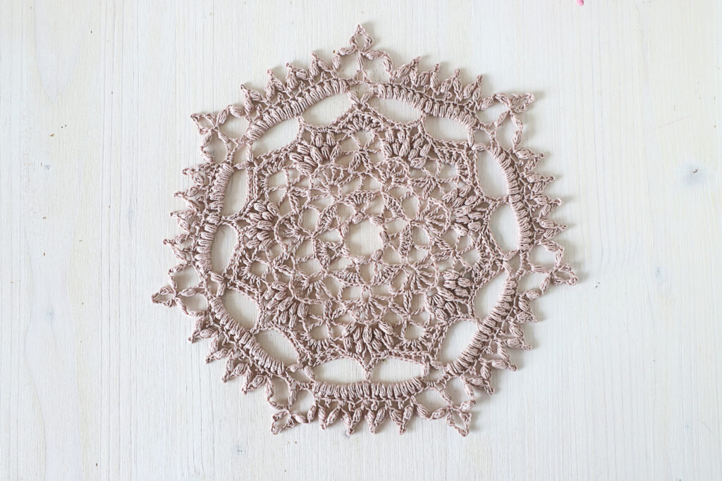 Vintage beige crochet doily Magnifica, 22 cm