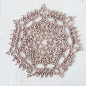 Vintage beige crochet doily Magnifica, 22 cm