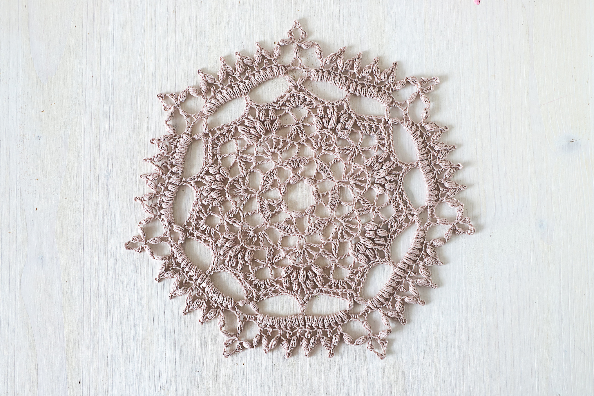 Vintage beige crochet doily Magnifica, 22 cm