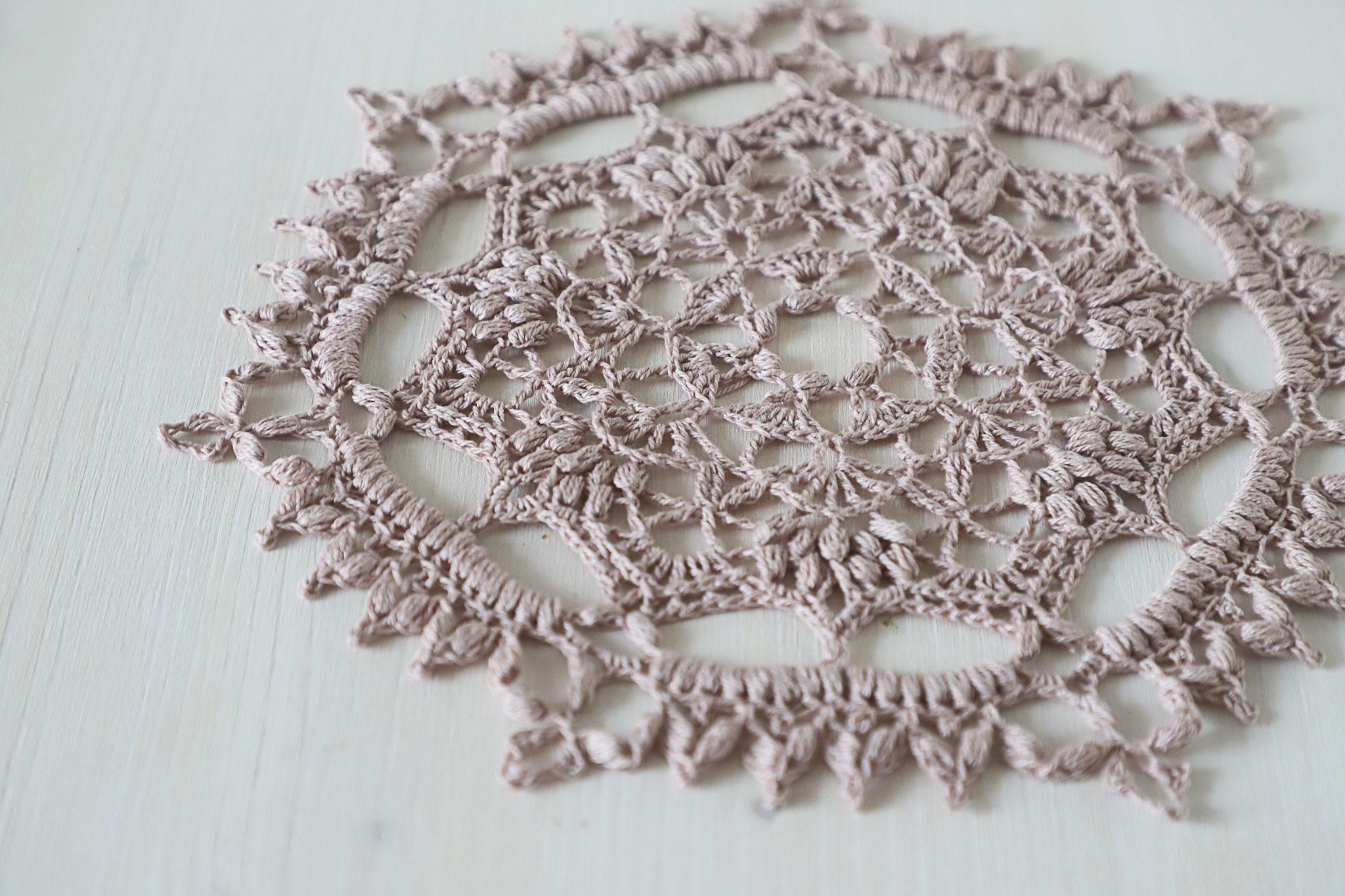 Vintage beige crochet doily Magnifica, 22 cm - Image 3