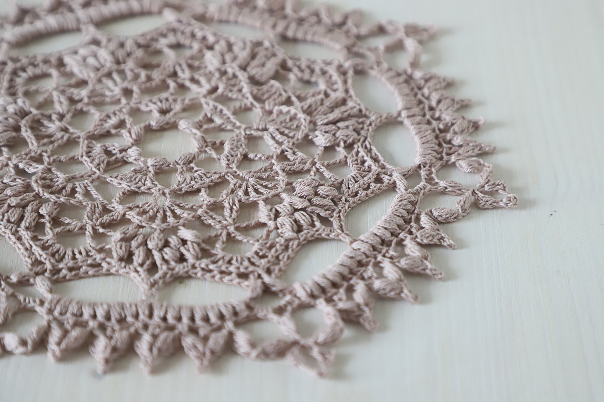 Vintage beige crochet doily Magnifica, 22 cm - Image 4