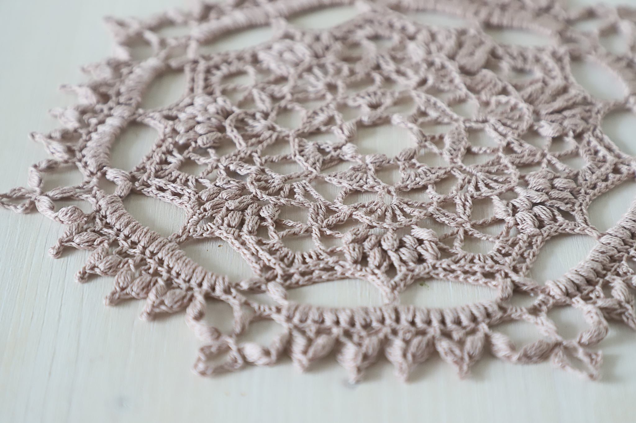 Vintage beige crochet doily Magnifica, 22 cm - Image 5
