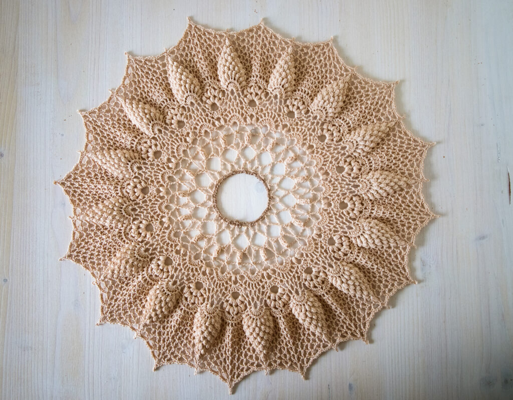 Vintage beige crochet doily, Lumos Maxima