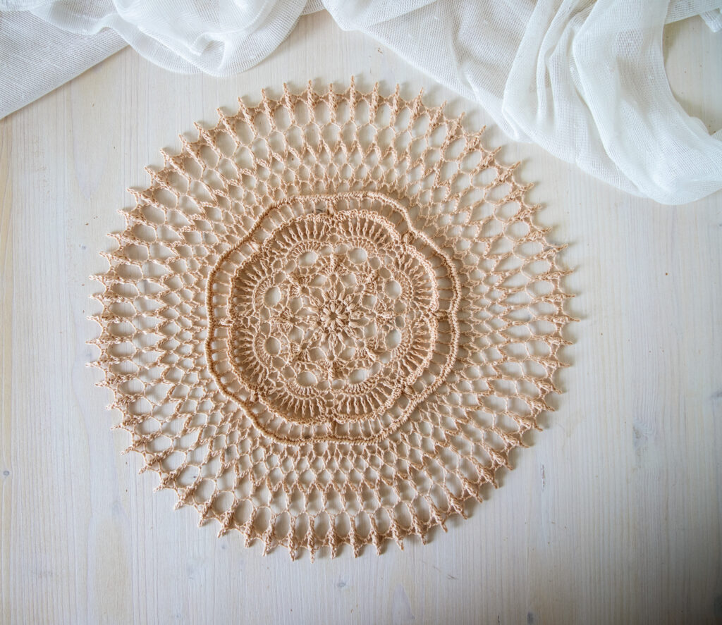 Beige crochet doily Marilyn, 35 cm