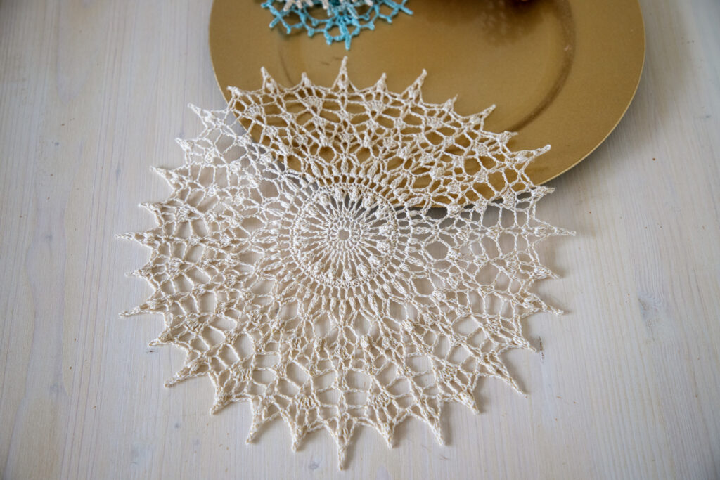 Adorable vintage style crochet doily Mariette - 32 cm