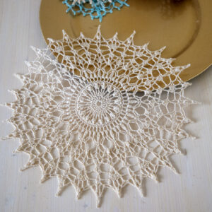 Adorable vintage style crochet doily Mariette - 32 cm