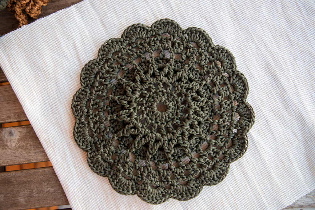 Green crochet doily Lavinia, 22 cm