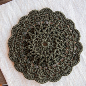Green crochet doily Lavinia, 22 cm