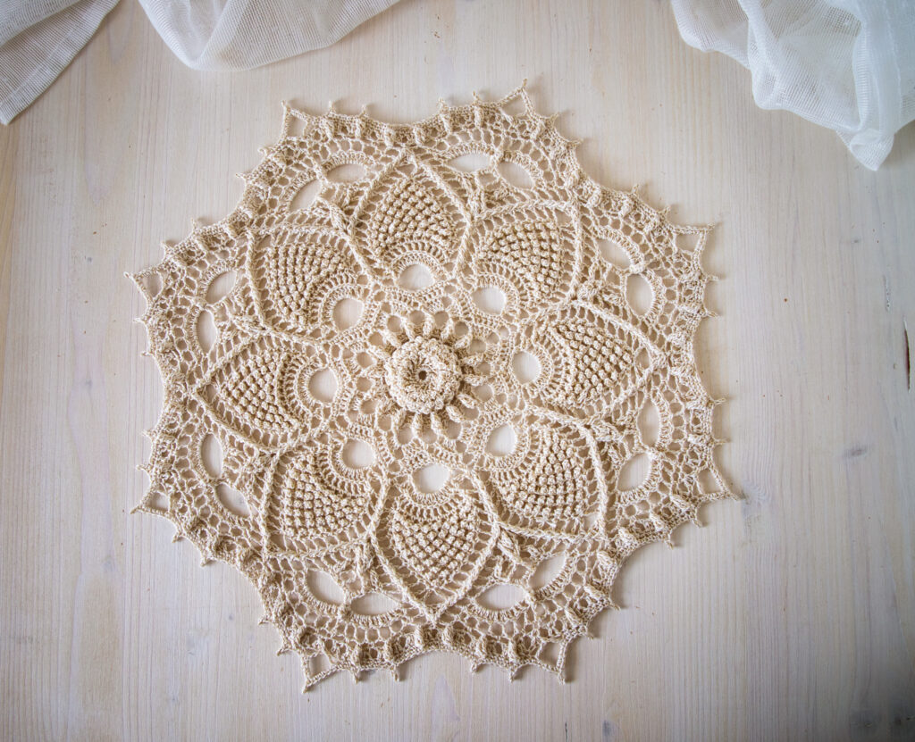 Margaret doily, 39 cm