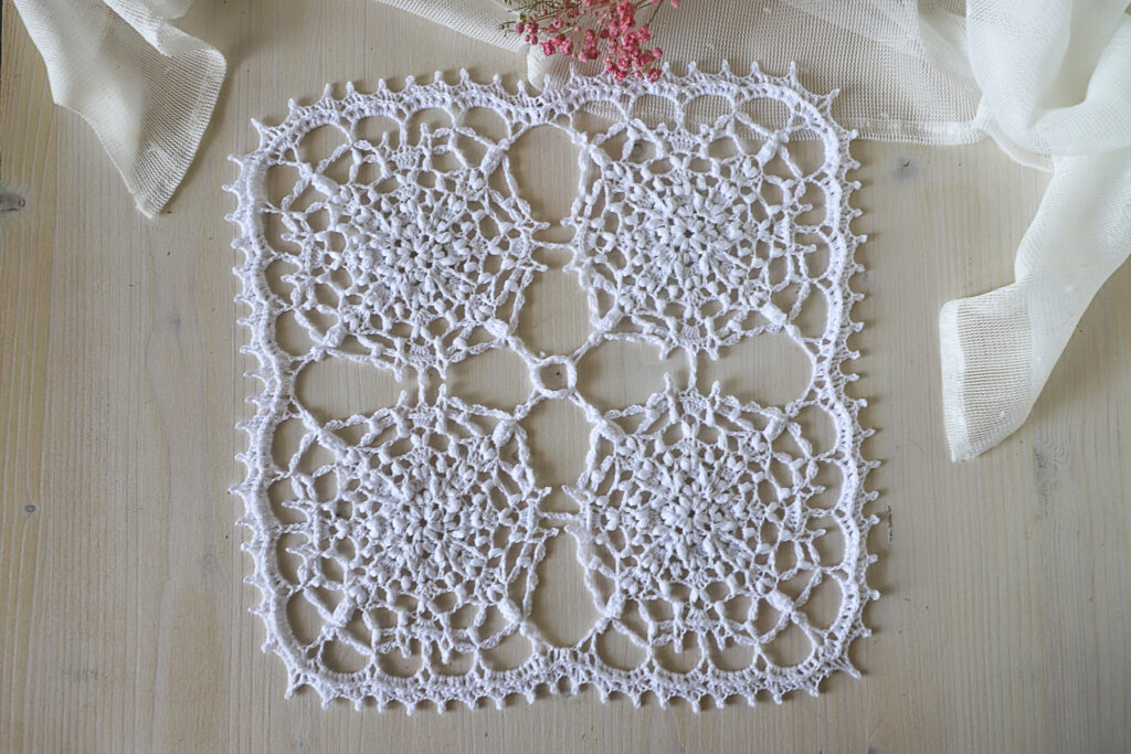 Square crochet doily Alida, 30 x 30 cm