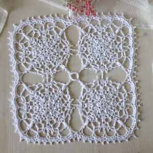 Square crochet doily Alida, 30 x 30 cm
