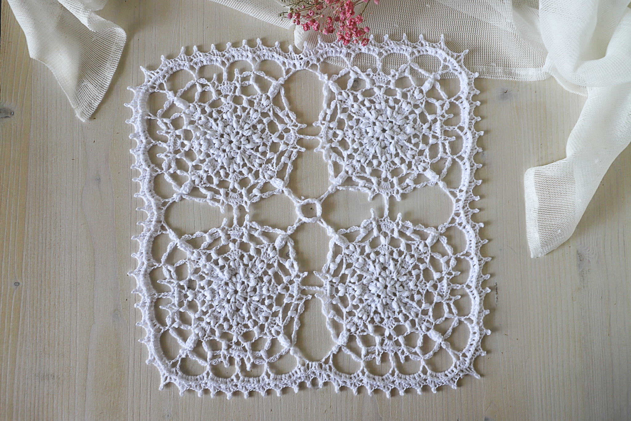 Square crochet doily Alida, 30 x 30 cm