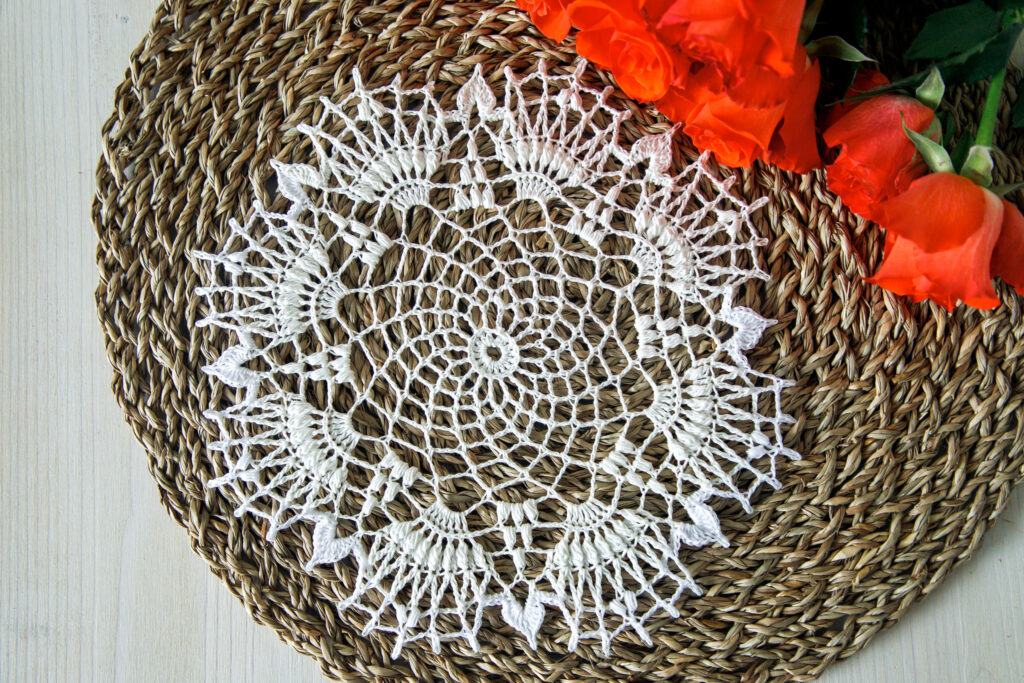 Evangelina doily, 24 cm