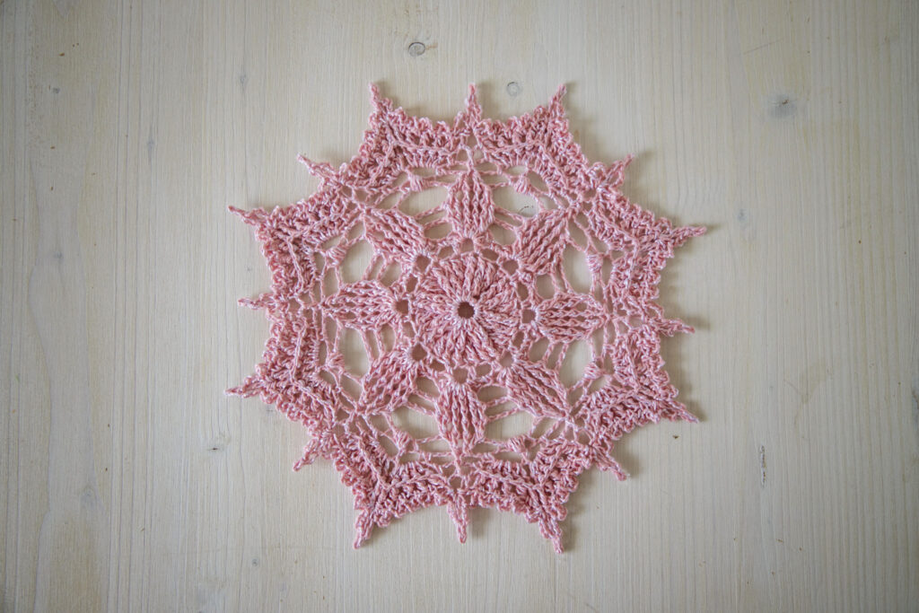 Pink Lea doily, 24 cm