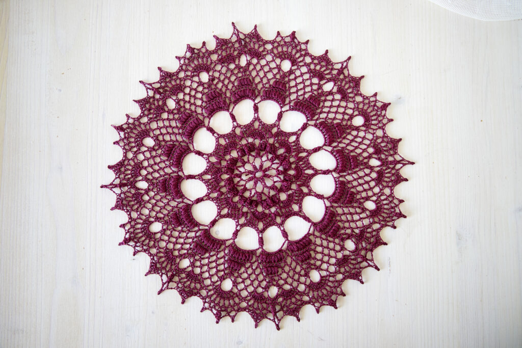 Red crochet doily, Kanna
