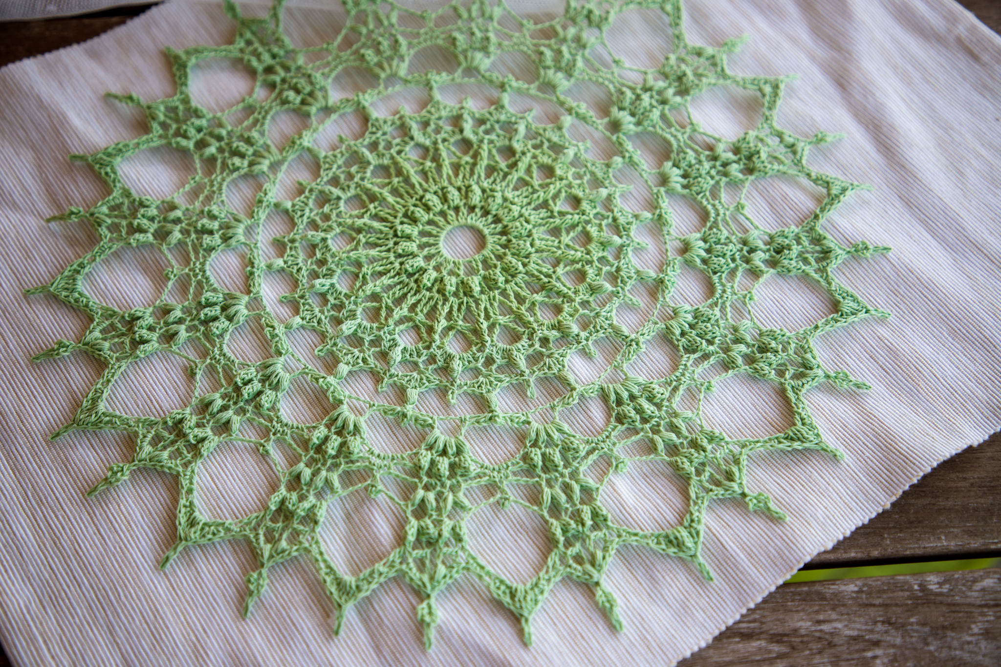 Green crochet doily Iveta - Image 2