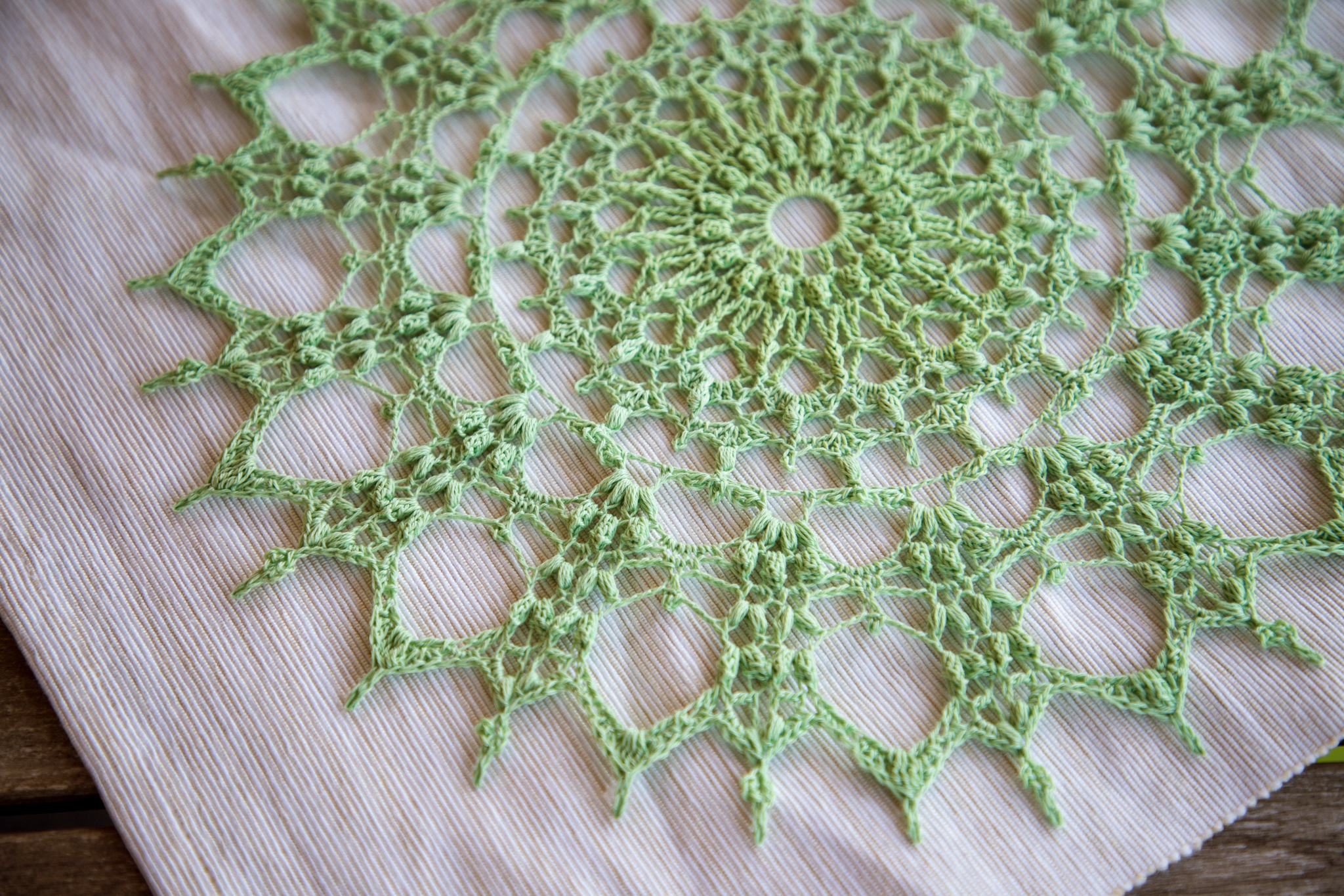 Green crochet doily Iveta - Image 3