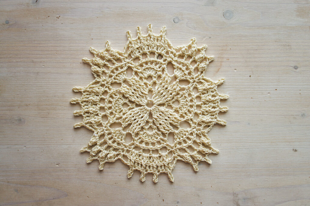 Crochet doily Marie, 15 cm