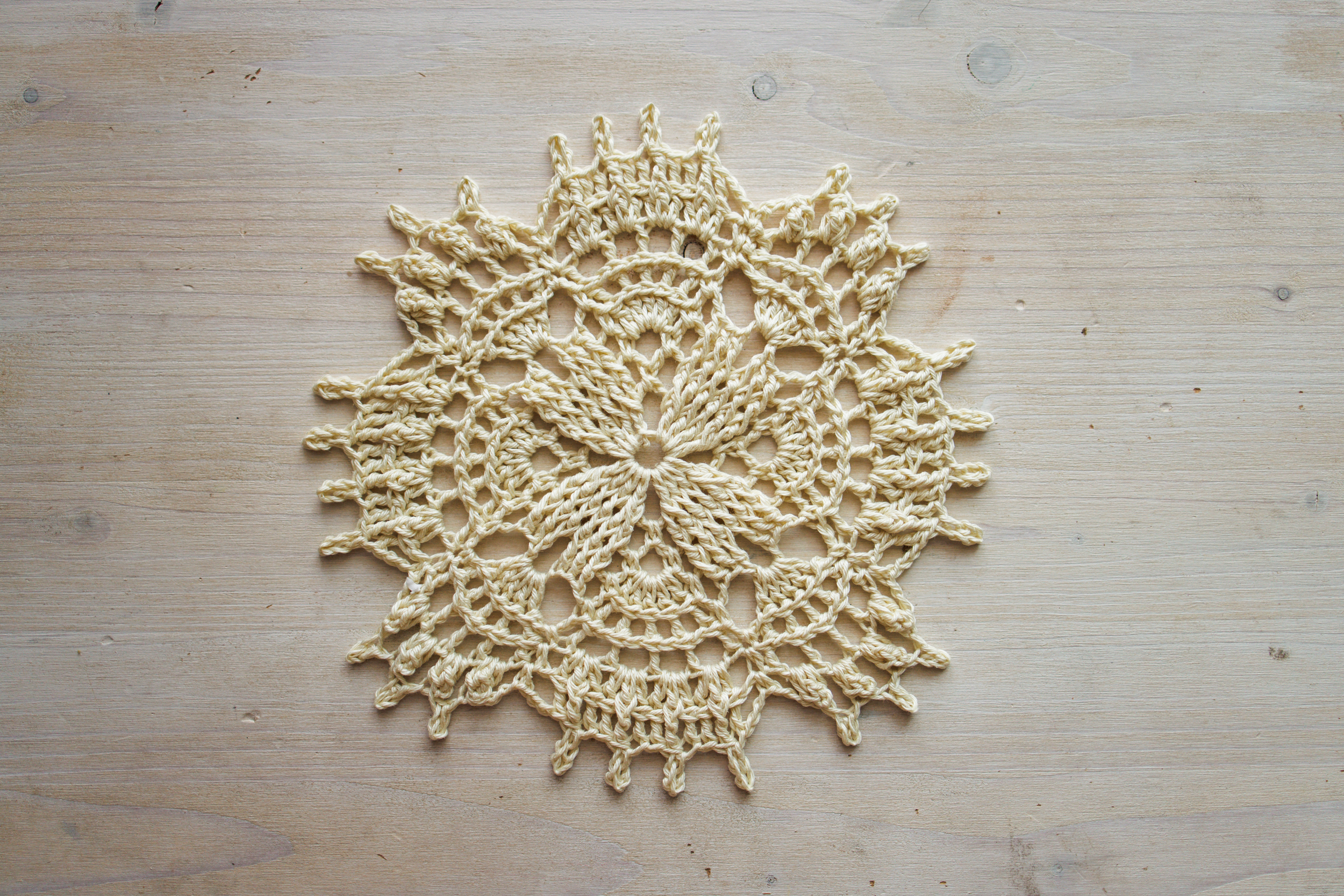 Crochet doily Marie, 15 cm