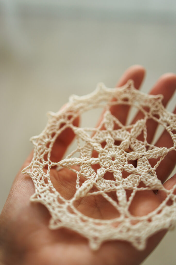 Beige crochet doily, 11 cm, lala