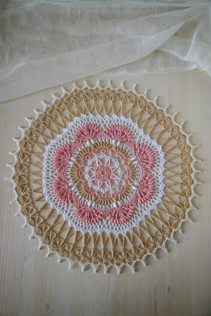 Crochet doily Sona, 35 cm