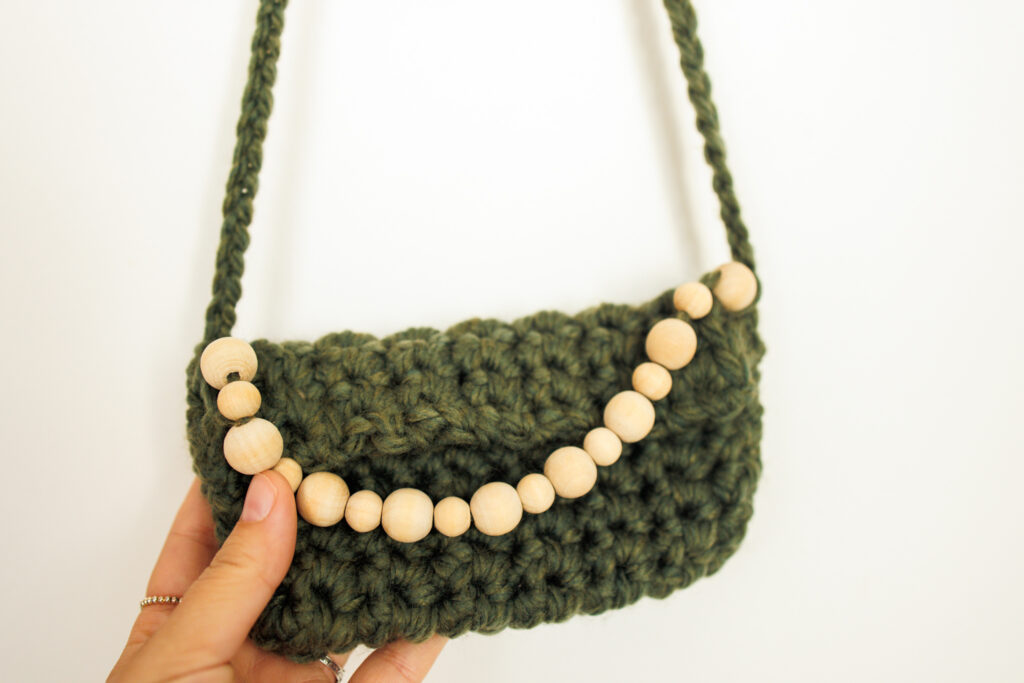 Green crochet bag with wooden beads