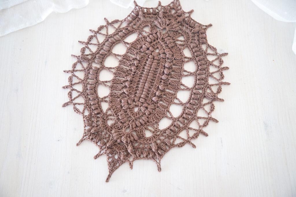 Brown crochet doily, Avis