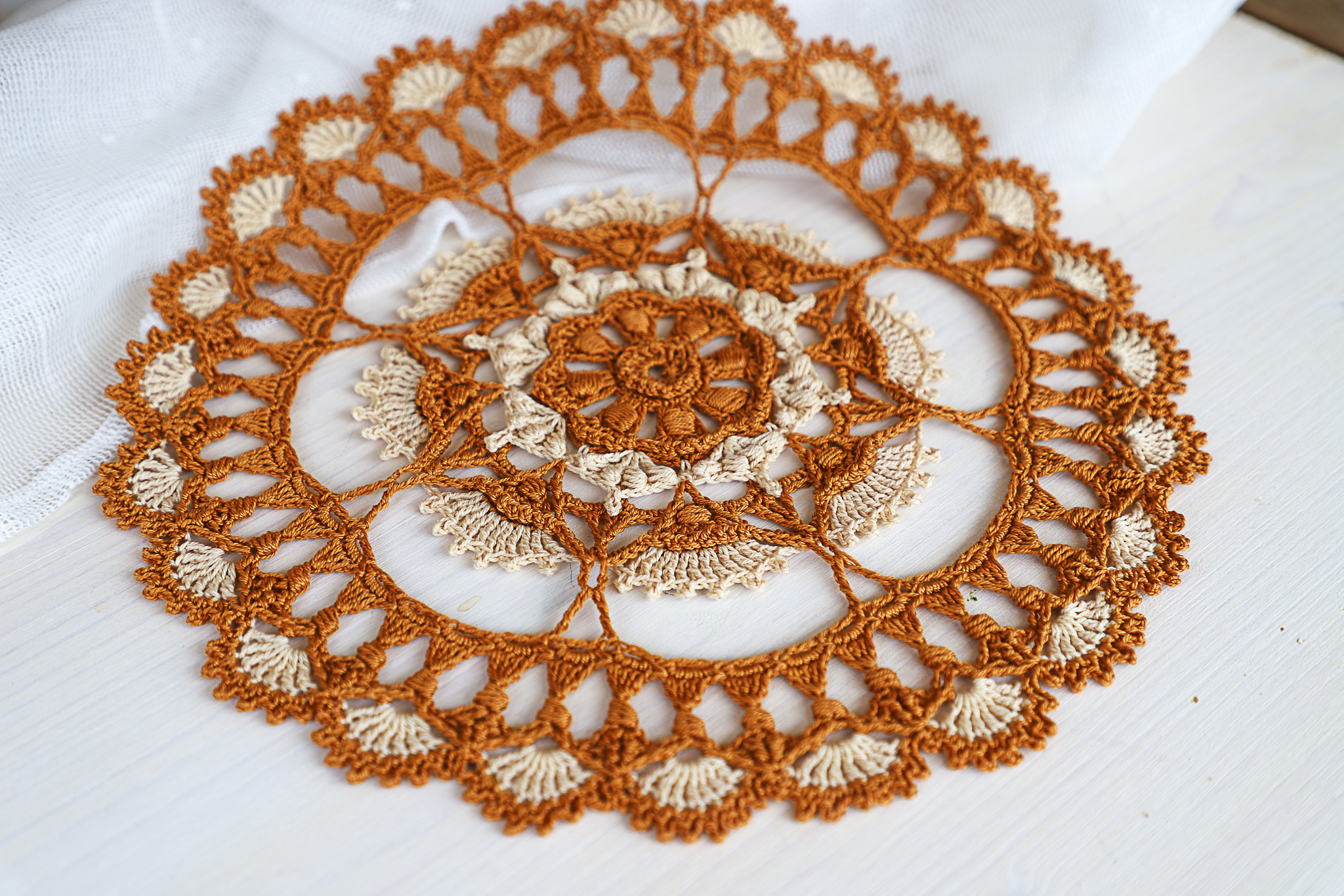 Two-colored texture crochet doily, 26 cm - Image 2